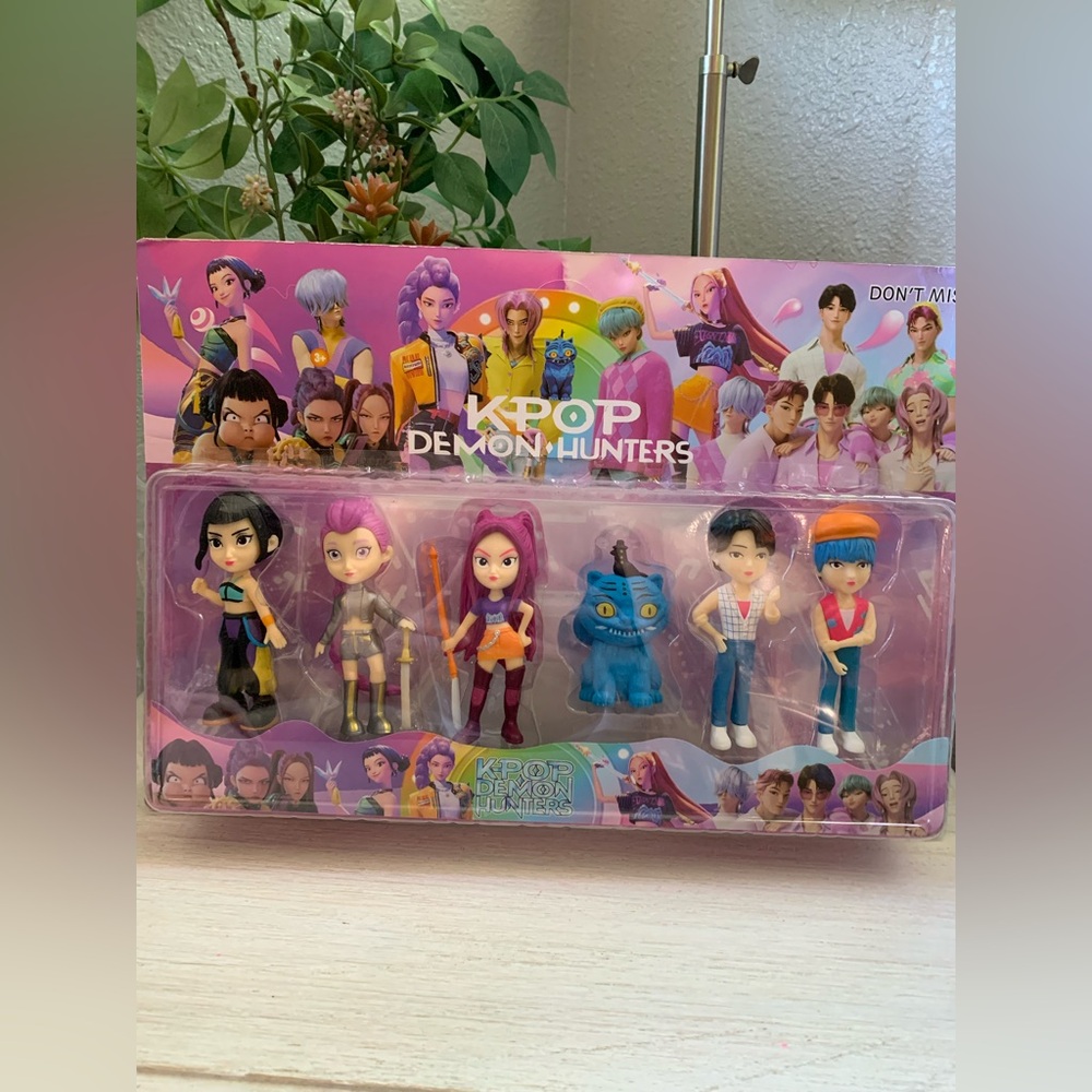 K-pop demon hunters figurine set